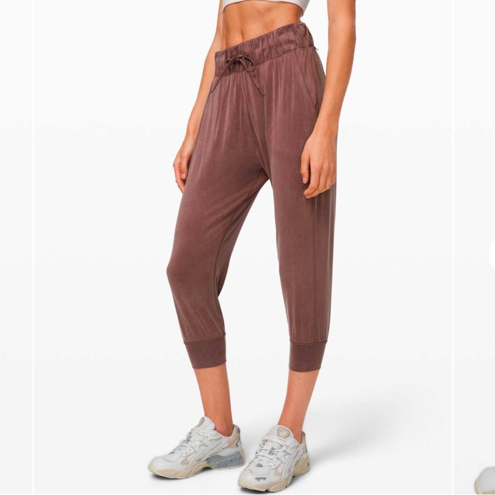 Lululemon Lost in Leisure Crop Jogger Antique Bark Size 4
